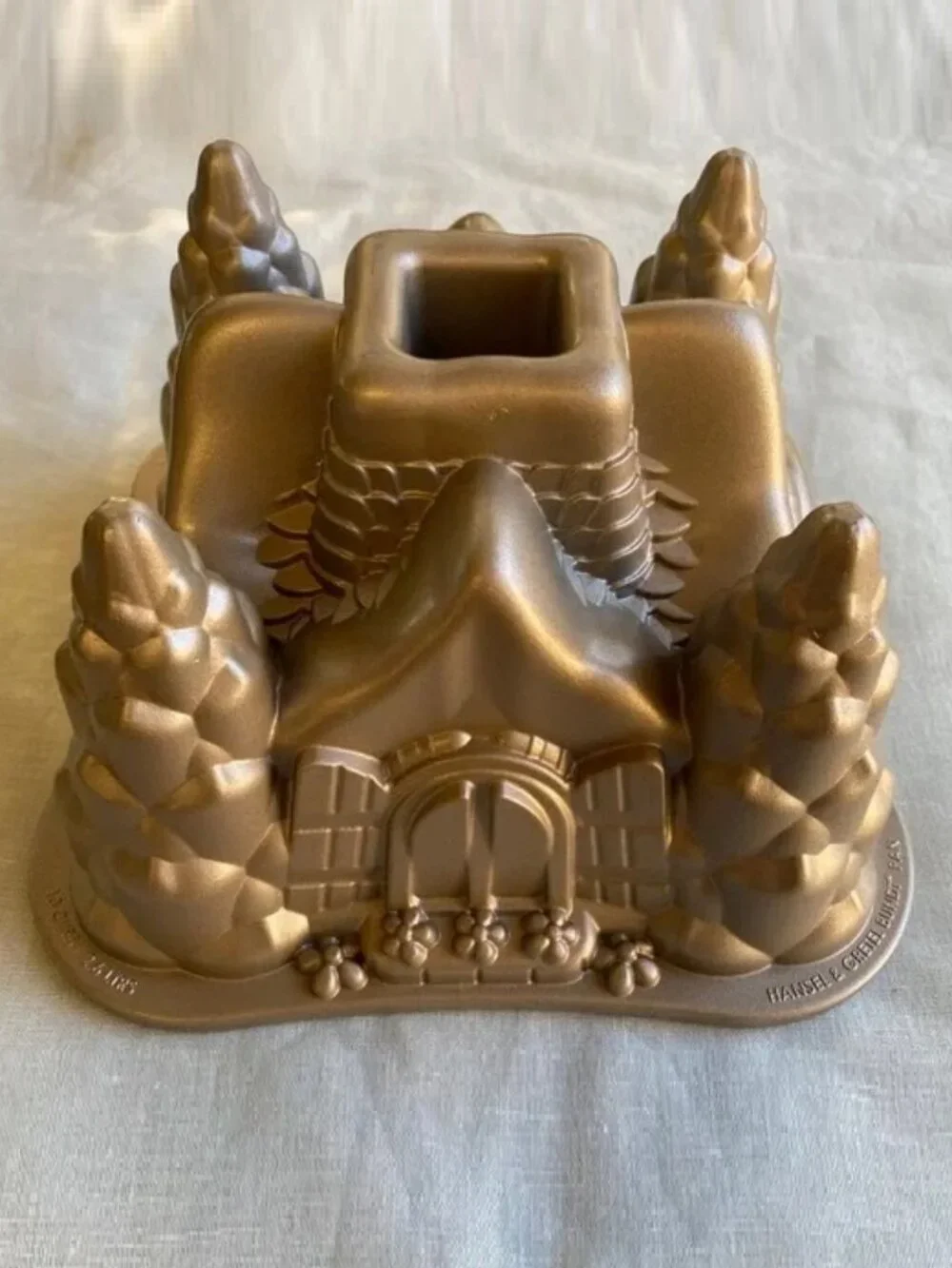 Nordic Ware Hansel & Gretel gingerbread cottage house 10 cup 2.6L bundt cake pan